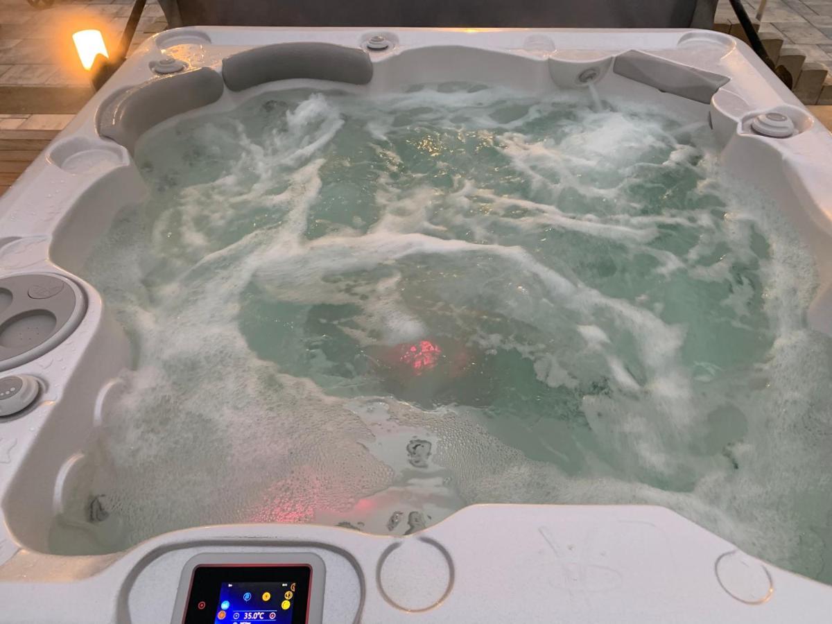 Chez La Rose Luxueuse Cottage Avec Jacuzzi Rouvres-la-Chetive Bagian luar foto