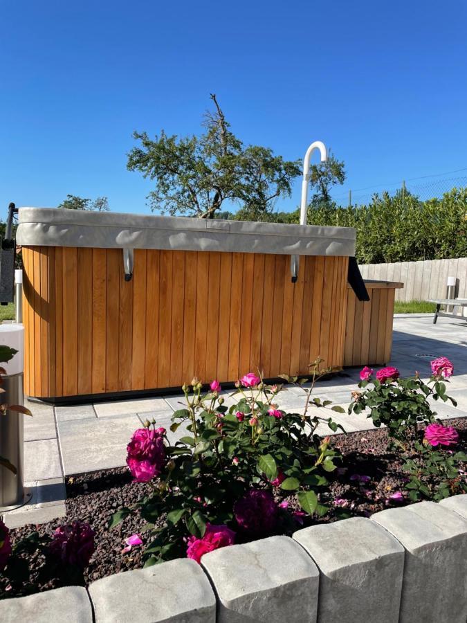 Chez La Rose Luxueuse Cottage Avec Jacuzzi Rouvres-la-Chetive Bagian luar foto